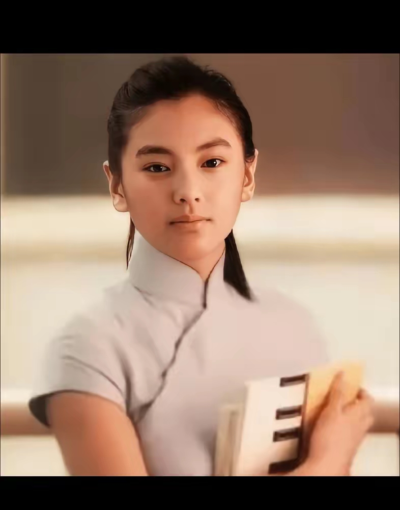 张雨绮拍《长江七号》，瞒着周星驰割了双眼皮，回来当天就被轰出片场。
前后镜头对不上，直接损失10万。周星驰只丢下一句：要么缝回去，要么走人。张雨绮真拆了线，缝回单眼皮，天天蹲剧组求原谅。
后来周星驰回应脾气大，说当时错把脾气大当导演气派。王晶也在节目里爆过这事，说他在片场什么都要管到底。
一个
