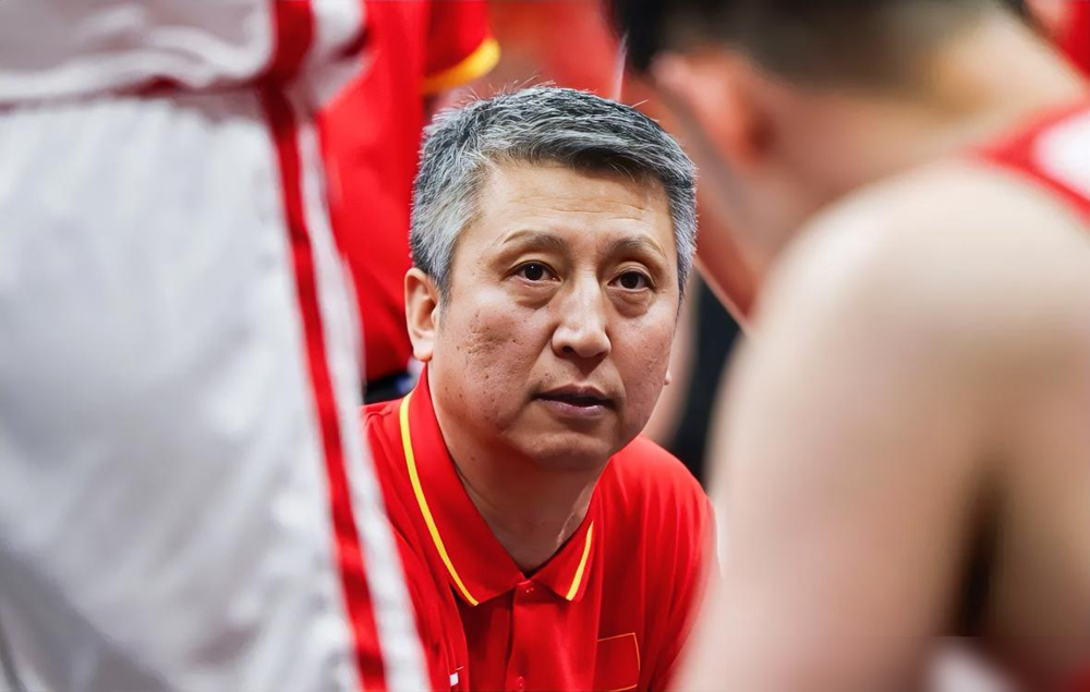 杨瀚森回来了，可国家队还不知道怎么用他。
归队一周，郭士强自己都承认还在磨合。热身赛打得磕磕绊绊，进攻端没人串联，球转不起来，外线一停球就死。
媒体人说得更直白：你让他去低位硬凿，等于废了他最值钱的东西。他真正的杀招是策应，是站在高位拿球一传直接撕开防线。中投有，三分也能扔，偏偏战术板上给他画的