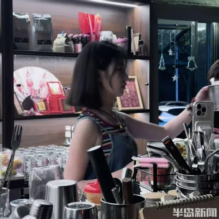 95后美女，竟然有着服务员、卖车、酒吧、店主、倾听者等多重身份……  ...