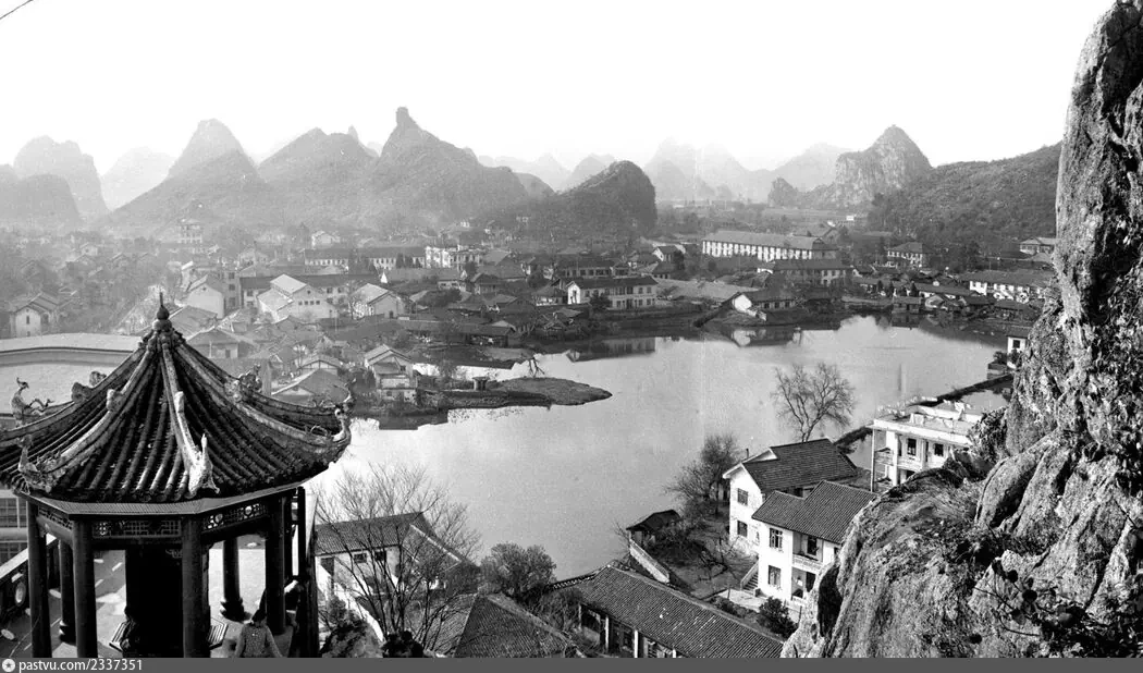 1973年，从伏波山远眺桂林市
