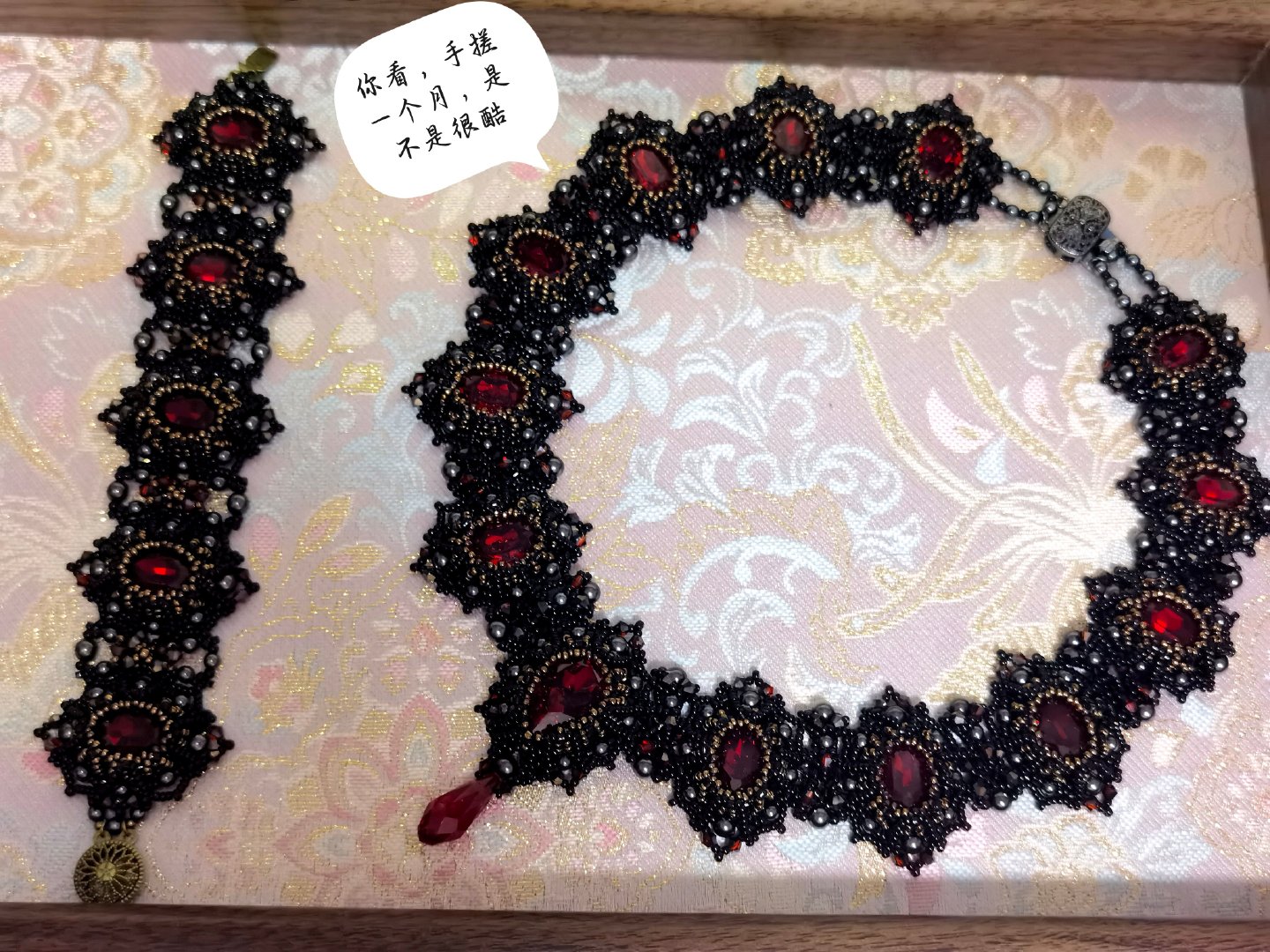 #李昊[超话]# 
这次的应援棒很异形，很酷帅，很机甲（看到的第一眼不知为啥想到了圣斗士，哈哈哈），麻麻很喜欢，因为麻麻也会搓一些酷酷的手工
很幸运这次又能再去参加你的盛会了，到点见！！！ ​