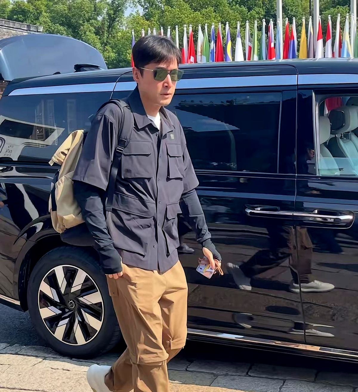 现在的明星出门恨不得层层安保隔绝一切，胡歌去乌镇却像个普通戏迷回老家赴约。

路透里连个架子都没有。隔了这么多年再回乌镇戏剧节，他自己都说有种圆梦的感觉。说实话，内娱谁不知道曝光率就是真金白银？别人抢破头蹭红毯、刷存在感，他倒好，平时综艺几乎不上，直接一头扎进剧场看戏。

比起被叫什么顶流，他显然更