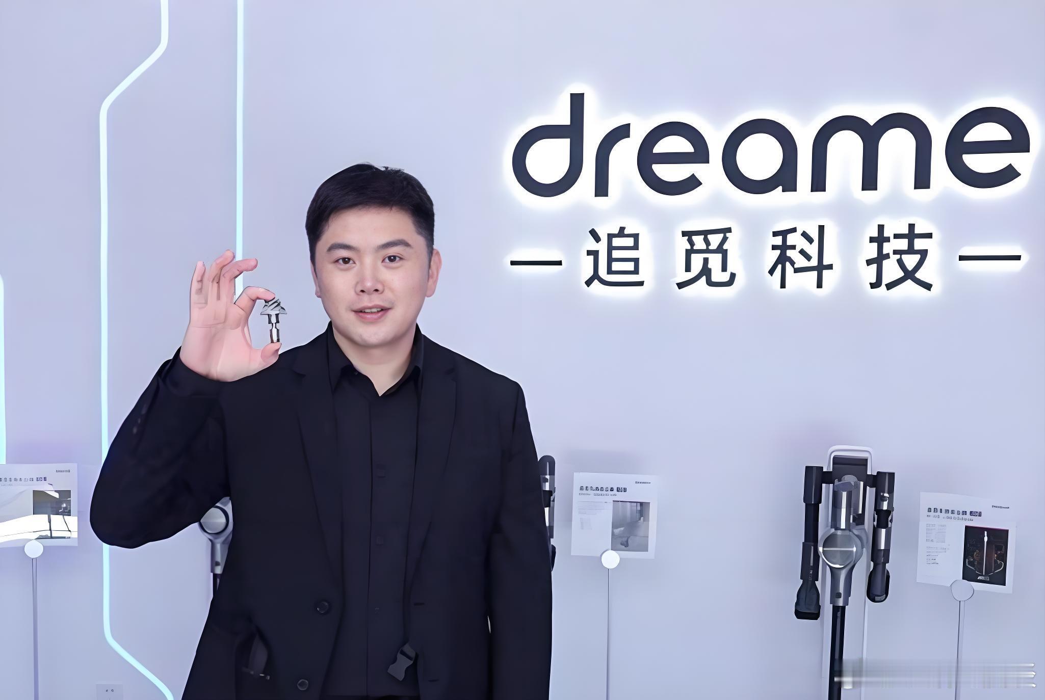 【追觅模式玩不转了？被爆供应商维权，多数工位已空置」

自称要做中国版马斯克，到处开公司要地方补贴的追觅，被爆出其觅苏州园区供应商维权群已超900人，被欠100万只算“中等水平"，有电子料商连同专用备料、成品库存近2000万元套牢其中。

有媒体实地探访，造车楼层三分之二工位空置、产线停工。

 ​