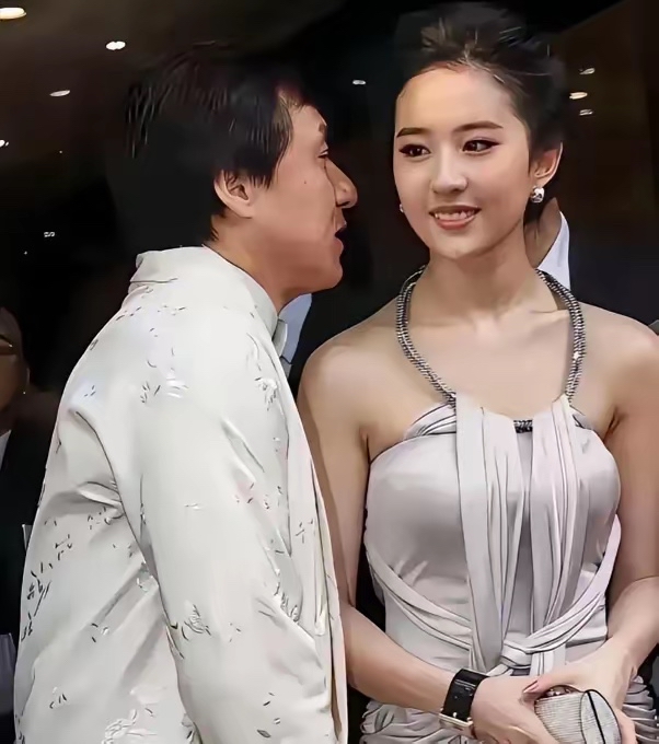 成龙和刘亦菲在一起.