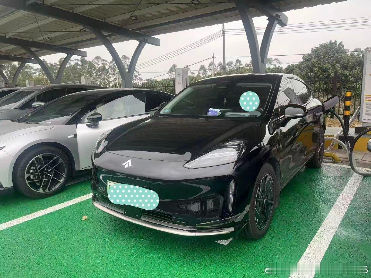 今早送娃到学校，校门口的车流排得老长，我开着昊铂HT在里面慢慢挪，670公里的续航真省事儿，不用天天找充电桩。后视镜里孩子背着书包往学校走，手里还攥着没吃完的包子，我看着他的背影，突然觉得每天这么送他，有昊铂陪着，再循环的日子也挺踏实的。#好友玩昊车 ##广汽昊铂##昊铂开学出行季# ​