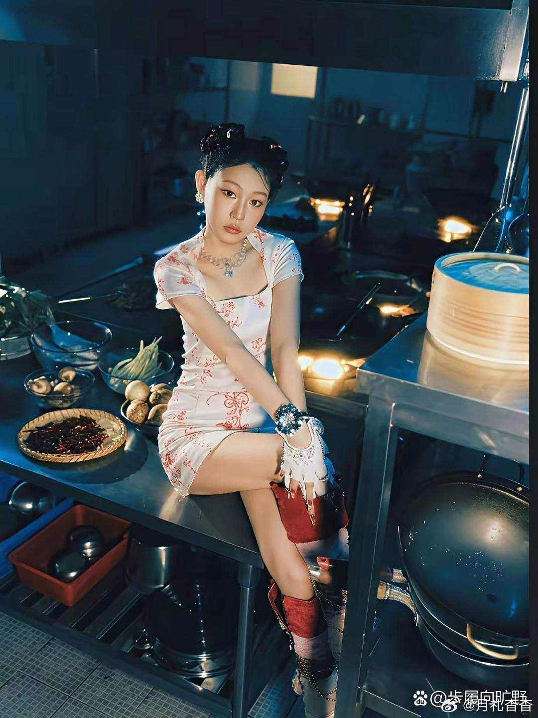 沈佳润第二张专辑临近上线，沈春阳的基因终于显形——五官随妈，身形也圆润贴了母亲线条。早先小沈阳给她搭蕾丝裙配牛仔裤遮着，如今直接换露腿短旗袍，把从前软糯甜妹的路子一把掀了。之前和毛不易同台，抢拍破音都被全场容了过去；现在她身上少女式的怯生生褪得干净，就剩一份坦然。新专一出，不知还 ​