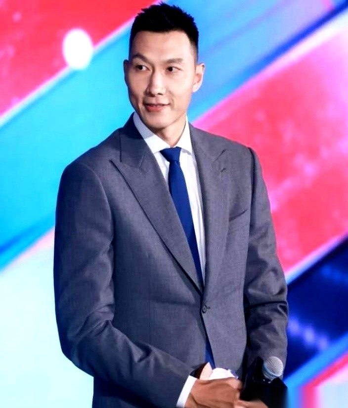 杜锋带广东队以铁血咆哮出名，连外援和主力都照骂不误，却在这辈子从没当众吼过易建联一句。
这位平时不留情面的主教练甚至公开承认，正是手里这个唯一不需要督促的球员成就了他的执教生涯。
赵睿、胡明轩和徐杰这批后来进队的孩子，如今在更衣室和赛场上全得规规矩矩喊一声联哥。
职场上也好，球场上也罢，人跟人之间的