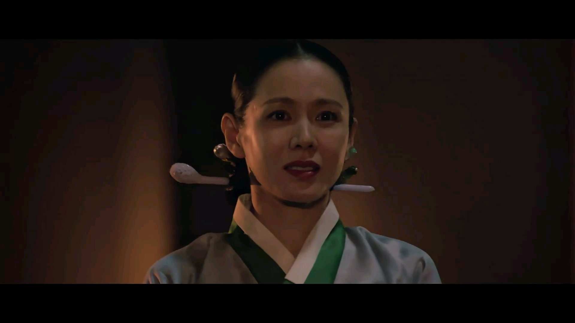 孙仙痴痴等候，像电影《小姐》里善良版“藤原伯爵”。
算不到人已经超越原有认知“远渡重洋”（近渡小洋[doge]）自尽。
#挑情丑闻##孙艺珍# ​
