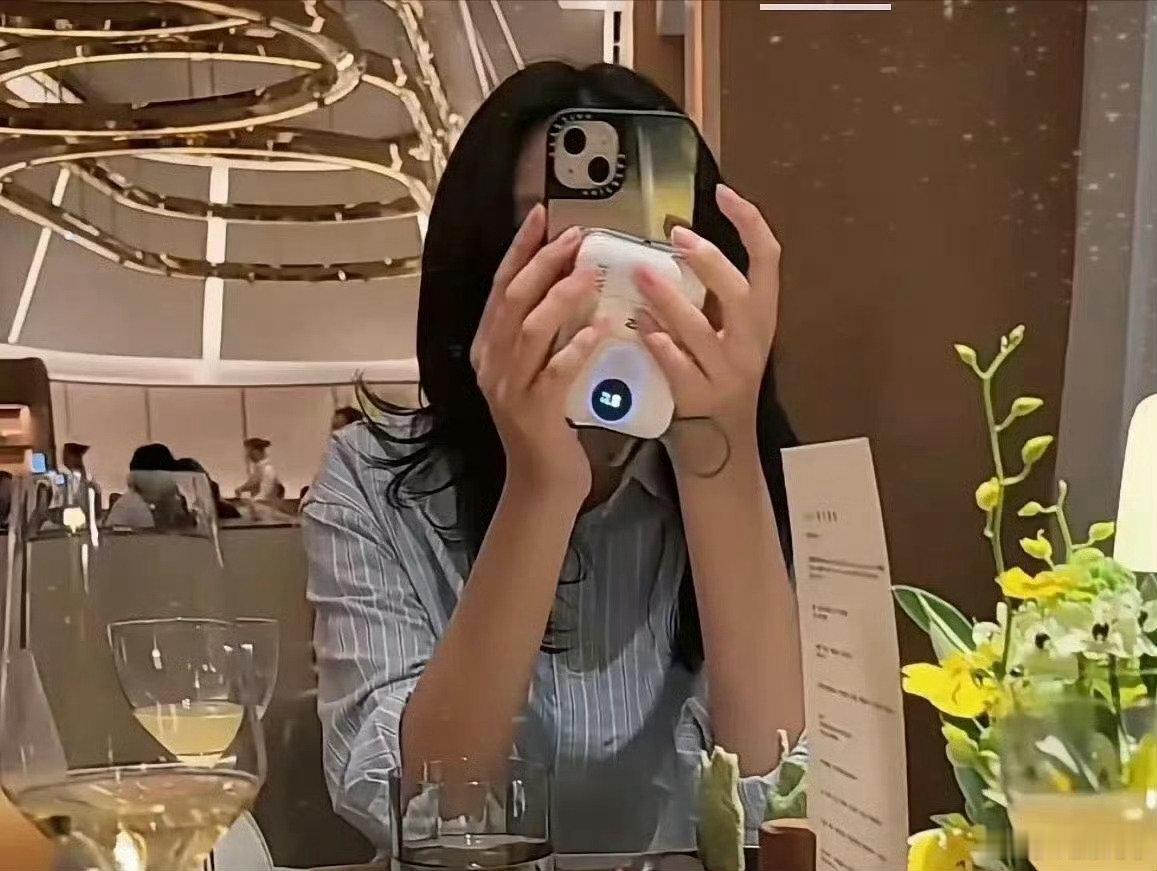 终于换掉大白T了，汪小菲带女儿吃法餐，12岁玥儿温婉气质酷似大S ​