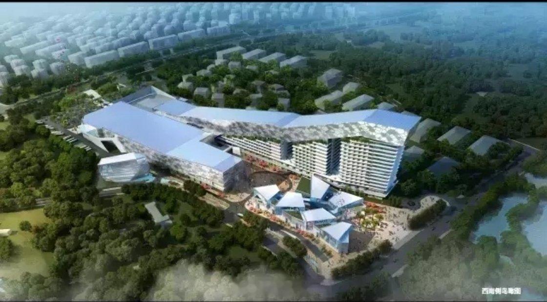 株洲爆料 沉浸多年的株洲云龙奥悦冰雪乐园重启招商。该项目用地面积240亩，总建筑面积16万平方米，包括室内滑雪馆、室内戏雪馆、冰壶馆、室内滑冰场等。因为顶层设计为滑道，滑雪馆大楼整体看起来是西高东低的下坡状，建成后或将成为这一带的标志性建筑。 ​​​