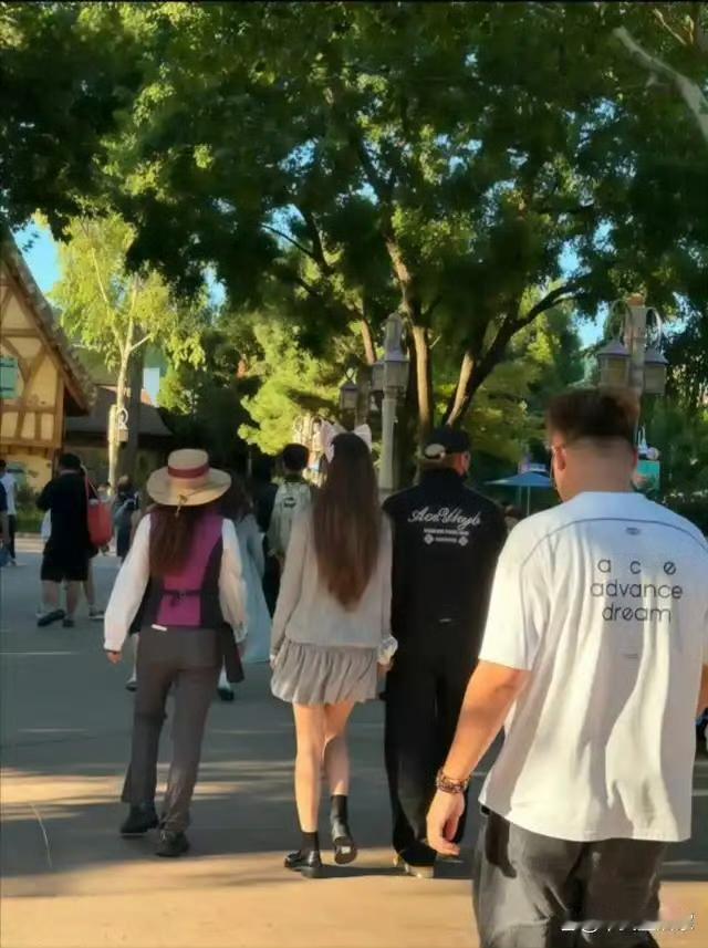 32岁黄子韬和26岁徐艺洋现身上海迪士尼被路人偶遇，二人并肩漫步在乐园林荫道上。镜头捕捉到的都是背影，徐艺洋头戴可爱猫耳发箍，浅灰套装搭配短裙，甜美少女感十足；黄子韬一身黑色休闲套装，潮酷范儿拉满，步调十分同步。

不得不说同框画面看着格外养眼，两人早前感情传闻一直备受关注，这次乐园出游又勾起网友讨