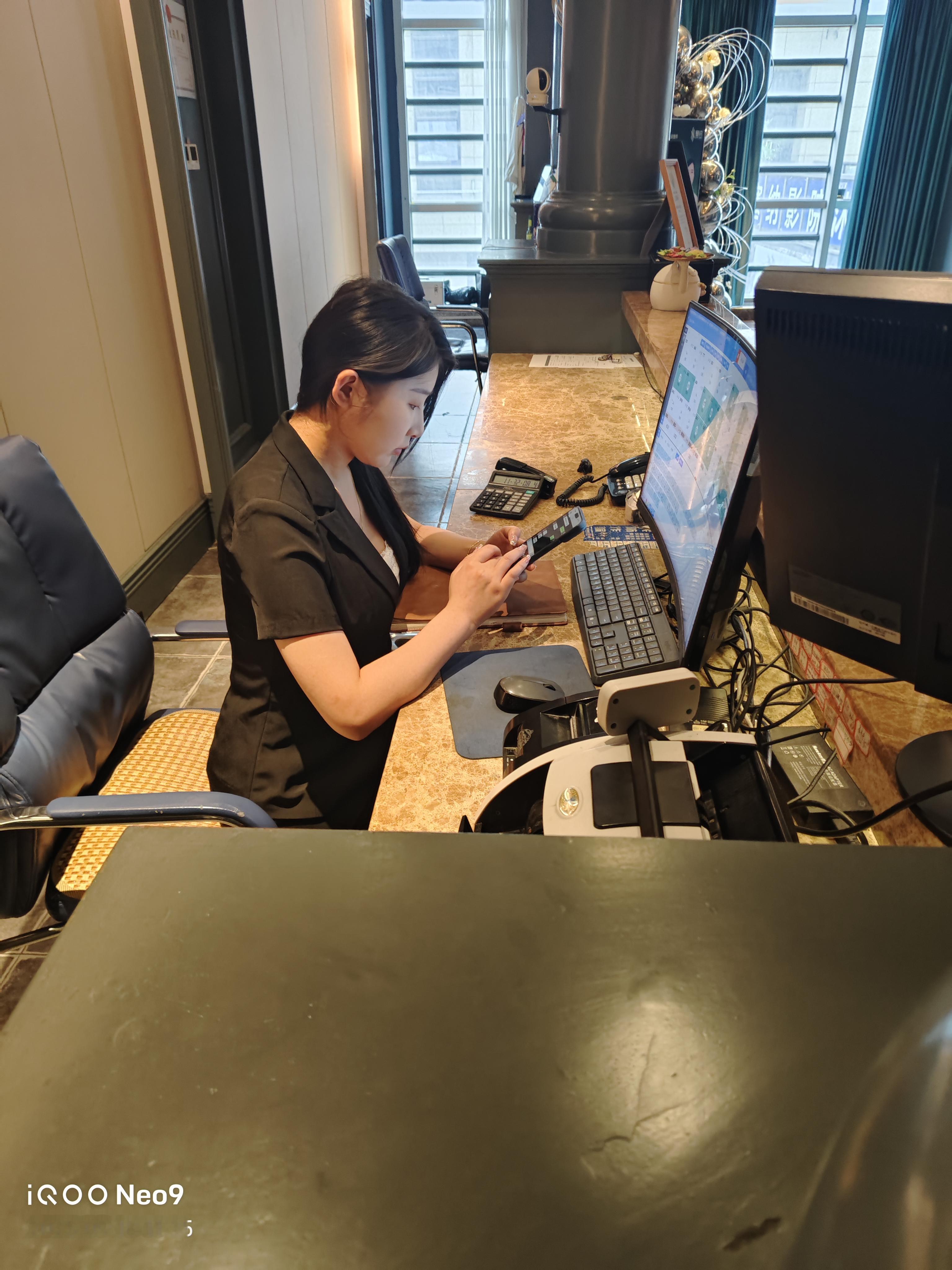 美女认真工作的样子，好性感