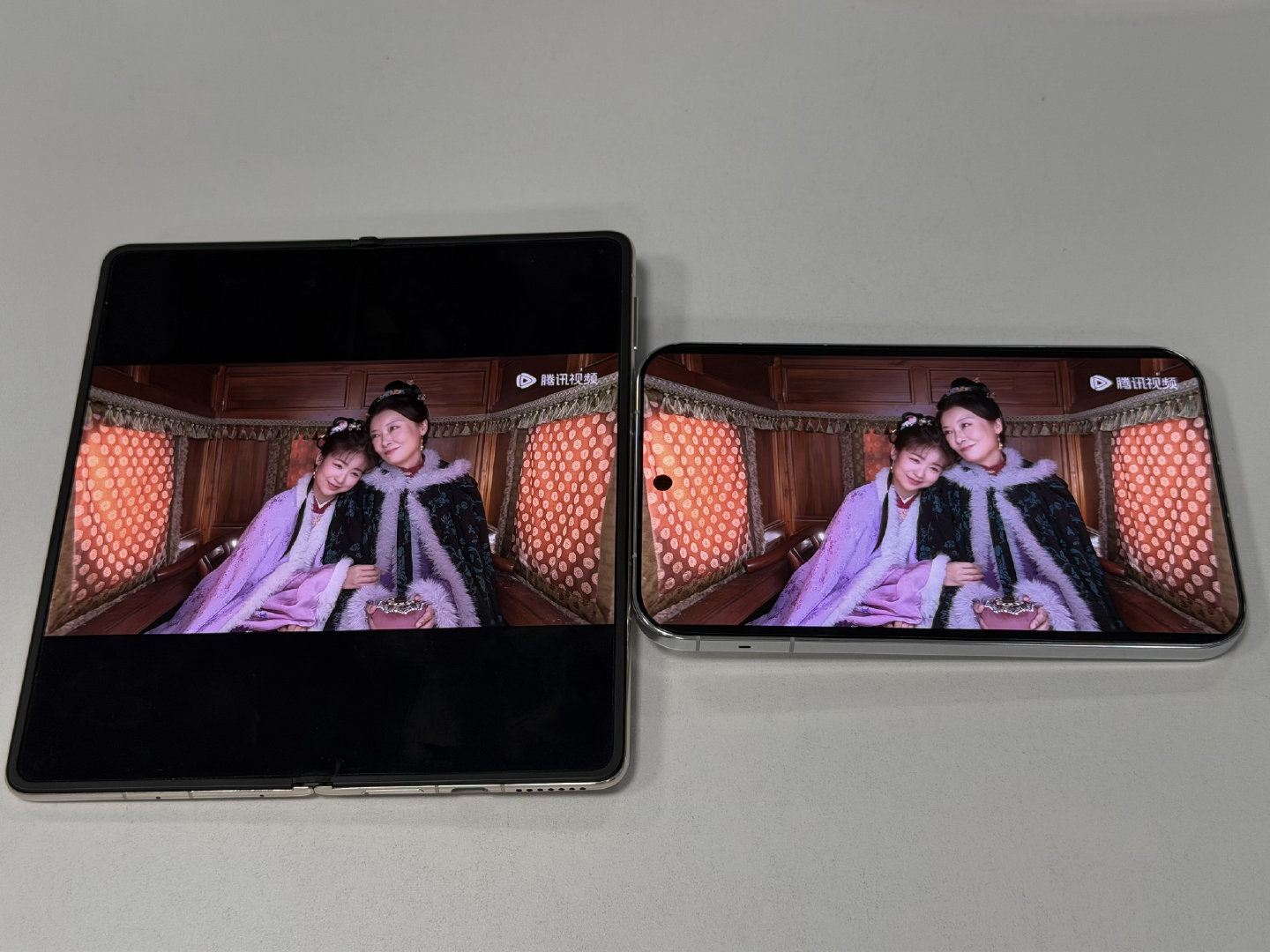 说实话，双折叠看剧真不如阔直板。
大黑边看着很割裂，阔直板画面铺满，沉浸感舒服太多了。 ​