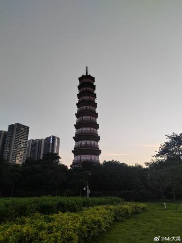 赤岗存古韵，蛮腰揽珠江，双峙阅尽羊城风月。