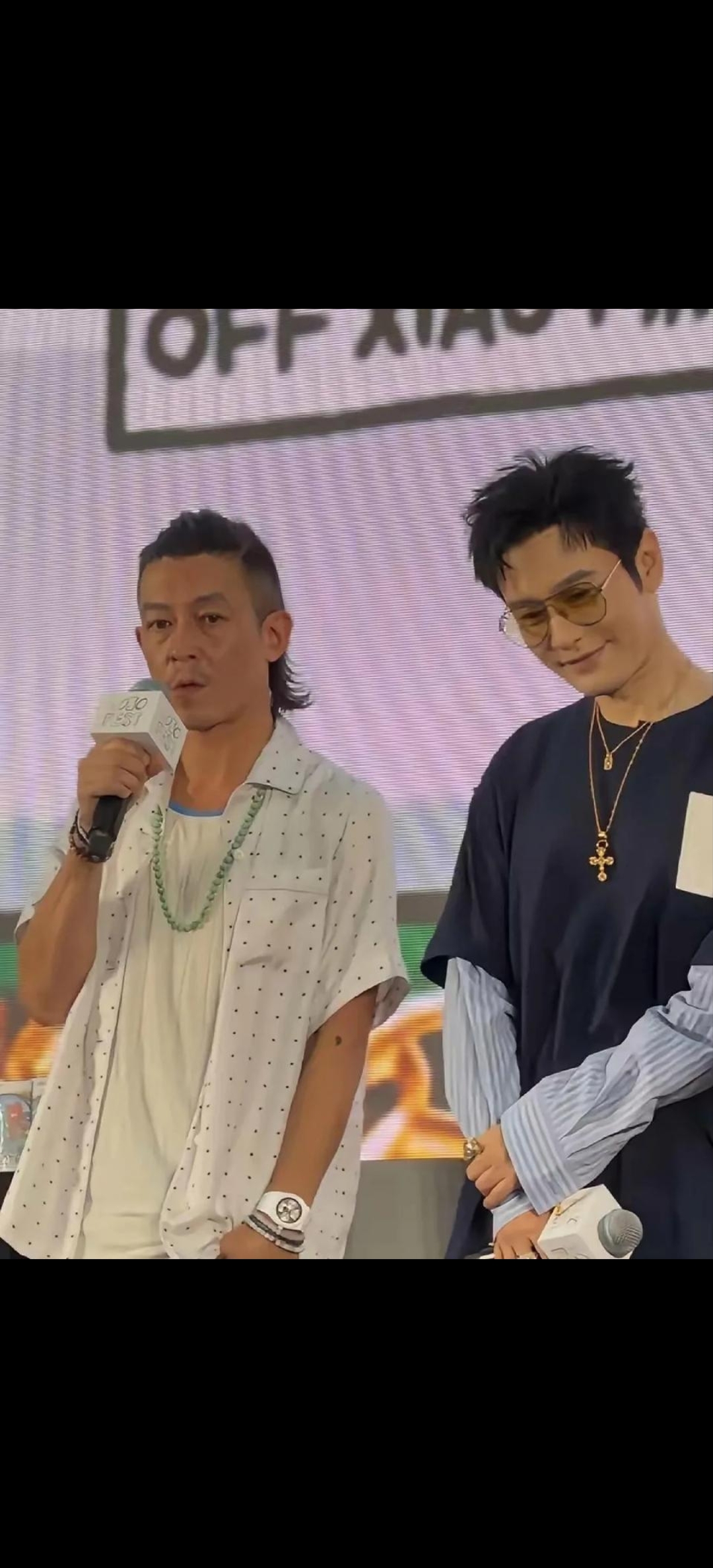 黄晓明跟陈冠希的状态，一个像在赶通告，一个像刚睡醒
昨晚刷黄晓明，我都快睡着了，一下给笑醒了。

他现在是真不显老。头发梳得跟要去开两会似的，脸也亮，站那儿跟假人一样。我朋友在边上啃鸭脖，斜眼一瞟，说这哥们儿是不是冻龄了。我说冻没冻不知道，钱肯定没少花。

也就那么一乐。刷过去以后，我反倒想起陈冠希