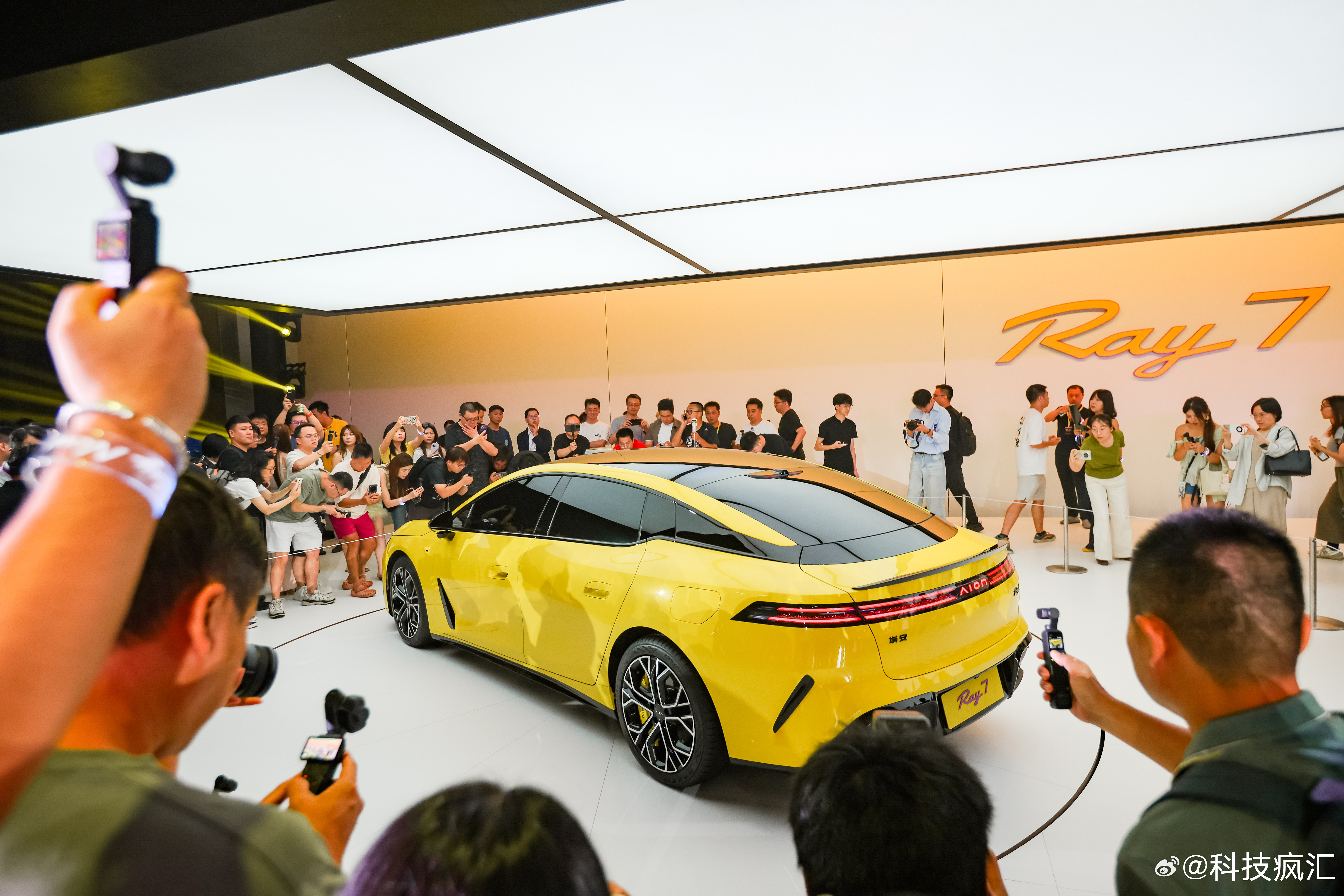 广汽埃安全新车型Ray7正式登场，作为品牌焕新LOGO首款车型，定位中大型纯电轿车，面向都市悦己青年，现场埃安与华为完成签约深化技术合作。

新车全球首搭华为DriveONE芯片级驱制融合与EMB全电线控制动，百公里刹停仅33米。搭载华为DriveONE多合一电驱，实现度电12公里超低电耗，CLTC续航700km。配备前 ​
