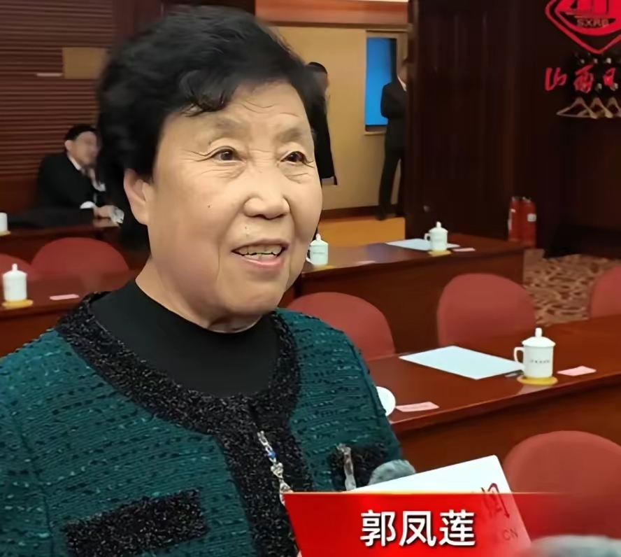 八十岁的农民代表郭凤莲，就因为在两会上说农民养老金太低，被一群连“议案“和“建议“都分不清的人，拿着法律的大帽子追着骂。谈农民养老金，争议不该卡在“议案”两个字上
​一位年近八十的农民代表，在两会上谈农村老人养老金太低，原本是一个很具体的民生话题，结果却被网络争论带偏了。
​有人盯着她说的每月200