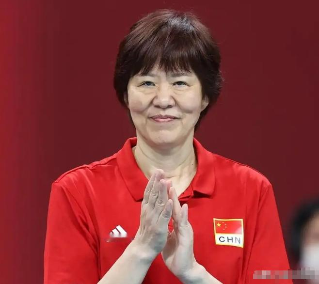 郎平，冲上热搜！
 
9月12号，已经退休5年，也许久没见的郎平，罕见冲上热搜，不是因为要复出也不是发声，而是点赞了条动态。
 
郎平点赞的这条动态，列了四条，中国女排、中国男排、女子沙排、男子沙排，全是无缘直通奥运会的消息。
 
一个退休五年的人，凌晨手指一滑，把整个排球圈的遮羞布给掀了。
 
那