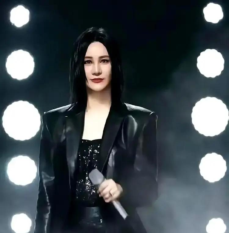 当年被同行指着鼻子写歌嘲讽“样样不如我”，尚雯婕后来的反击手段，真把所有体面人都看愣了。
现实里有人拿话刺你，最蠢的反应就是当场撸起袖子对骂，最后滚得一身泥，谁也落不着好。
你看同期出来的几个人，过了十几年还在网上为了当年那点鸡毛蒜皮翻旧账，撕得满地鸡毛。
尚雯婕当年挨的那记闷棍可比这狠多了。