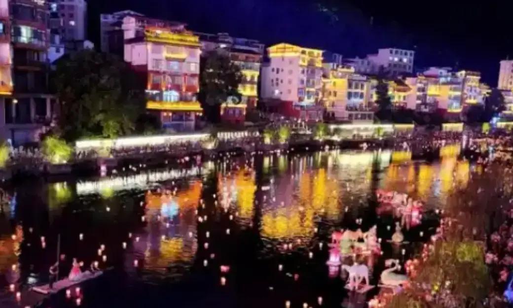 中元节，正在“死”去。民俗专家说它“已经很淡化很淡化”了。上世纪40年代它远比清明热闹，如今90%的人甚至不晓得这个日子。从全民祭祖到边缘化“鬼节”，只用了半个世纪。但它真的在消失吗？

可老一辈人总觉得，有些东西淡了，却没断。
住在老城区的刘阿婆今年七十八了。每到农历七月初十，她就开始心神不宁。儿