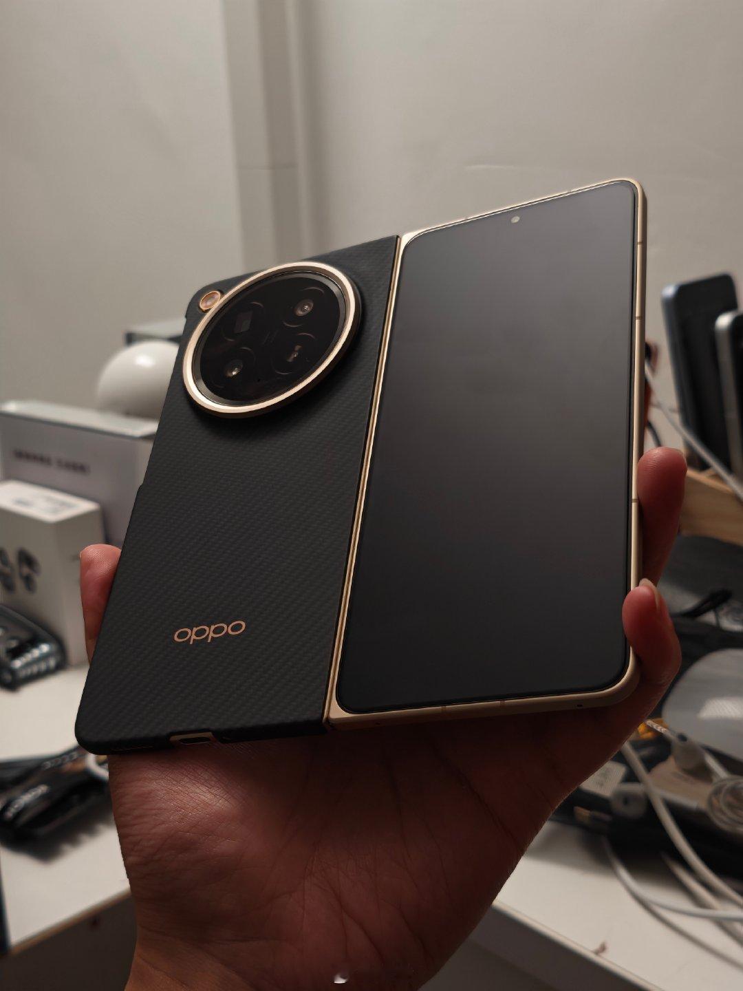 现在手机膜都这么便宜了吗？

给我的OPPO Find N6买了张钢化膜，贴上严丝合缝，相当不错，好像真有抗反射涂层，还带弧边手感挺好，关键是4块钱一张，5块5两张，果断买了5块的！ ​