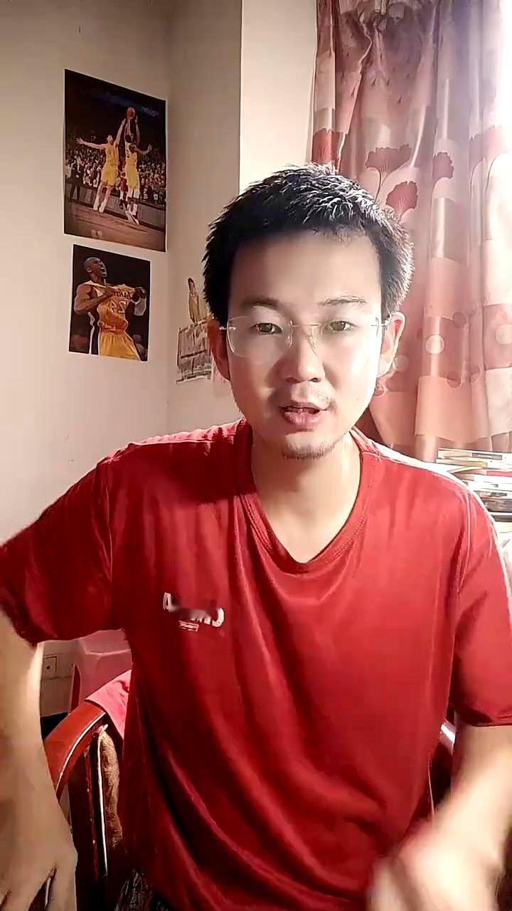 拜伦·斯科特一句话把东契奇和哈登都得罪了。他说大包大揽的打法拿不到总冠军。

这话听着耳熟。当年大家都这么说哈登。后来哈登把球权交出去，满场跑着打无球，总冠军戒指照样连个影都没有。

要是高球权真拿不到冠军，詹姆斯手里的戒指怎么解释。

回看18年的火箭。要是保罗的大腿肌肉没在关键时刻拉伤，谁敢说那