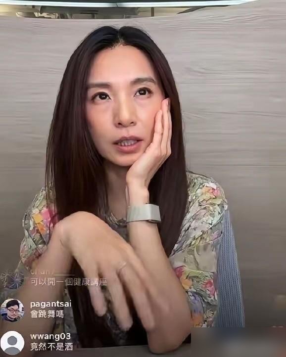 43岁田馥甄开个直播，评论区直接炸了，全在刷“怎么老成这样”。
法令纹深了，眼窝也凹进去，跟记忆里那个唱《小幸运》的姑娘对不上号了。她倒没躲，直接说就是累的，为了新专辑和6场没嘉宾的演唱会，熬的。
我看了眼她这安排，12月小巨蛋连唱6场，不请嘉宾，一个人扛。专辑视觉还是自己买机票跑法罗群岛拍的，