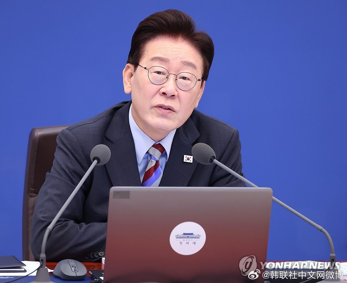 【#李在明#：所谓公开#国务会议#导致委员无法发言是谎言】#韩国时局# 韩国总统李在明18日表示，民众普遍欢迎公开部分国务会议内容，但有人却谎称“公开后国务委员们无法畅所欲言”，以此施压要求停止公开，这种做法令人难以理解... ​