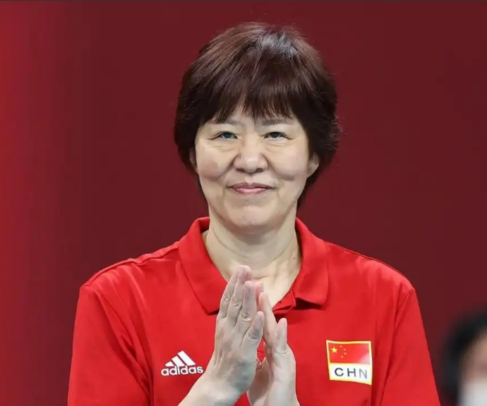 郎平，冲上热搜！
 
9月12号，已经退休5年，也许久没见的郎平，罕见冲上热搜，不是因为要复出也不是发声，而是点赞了条动态。
 
郎平点赞的这条动态，列了四条，中国女排、中国男排、女子沙排、男子沙排，全是无缘直通奥运会的消息。
 
这四条，每一条都是实打实的刀子。
 
女排亚锦赛2比3输给泰国，无缘