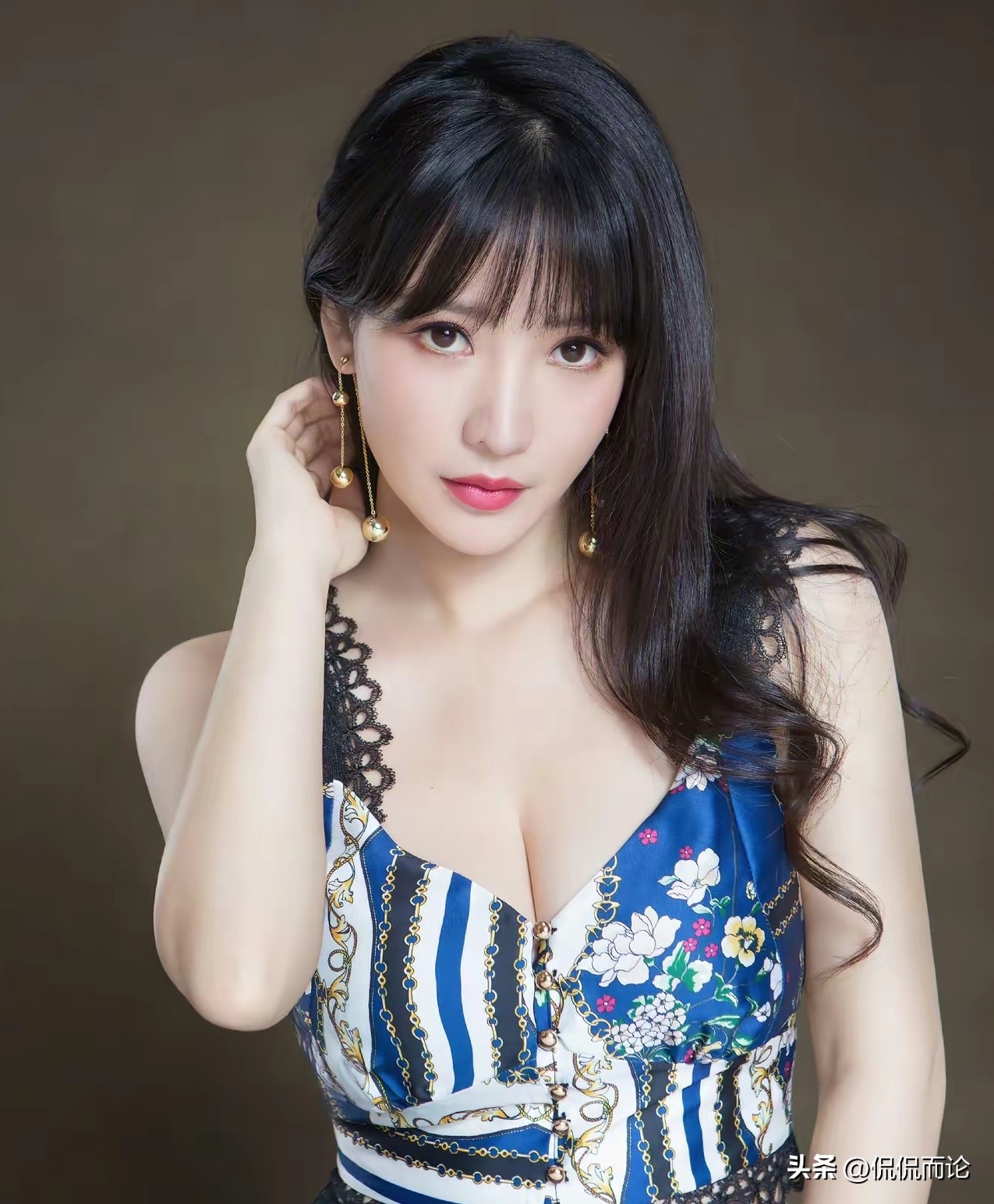 45岁的柳岩坦言不会为了结婚而结婚，婚姻不是生活的必须品，
不是没有男人馋她的身子，
是太多男人喜欢这款了吧，
在娱乐圈多年，
始终没有官宣自己的男友状况，
让吃瓜群众干着急，
大家也是不断的猜测是大鹏吧，
毕竟大鹏的作品大多数都有柳岩的身影，甚至有暧昧的剧情，
可是大鹏已经结婚了，
柳岩澄清和大鹏