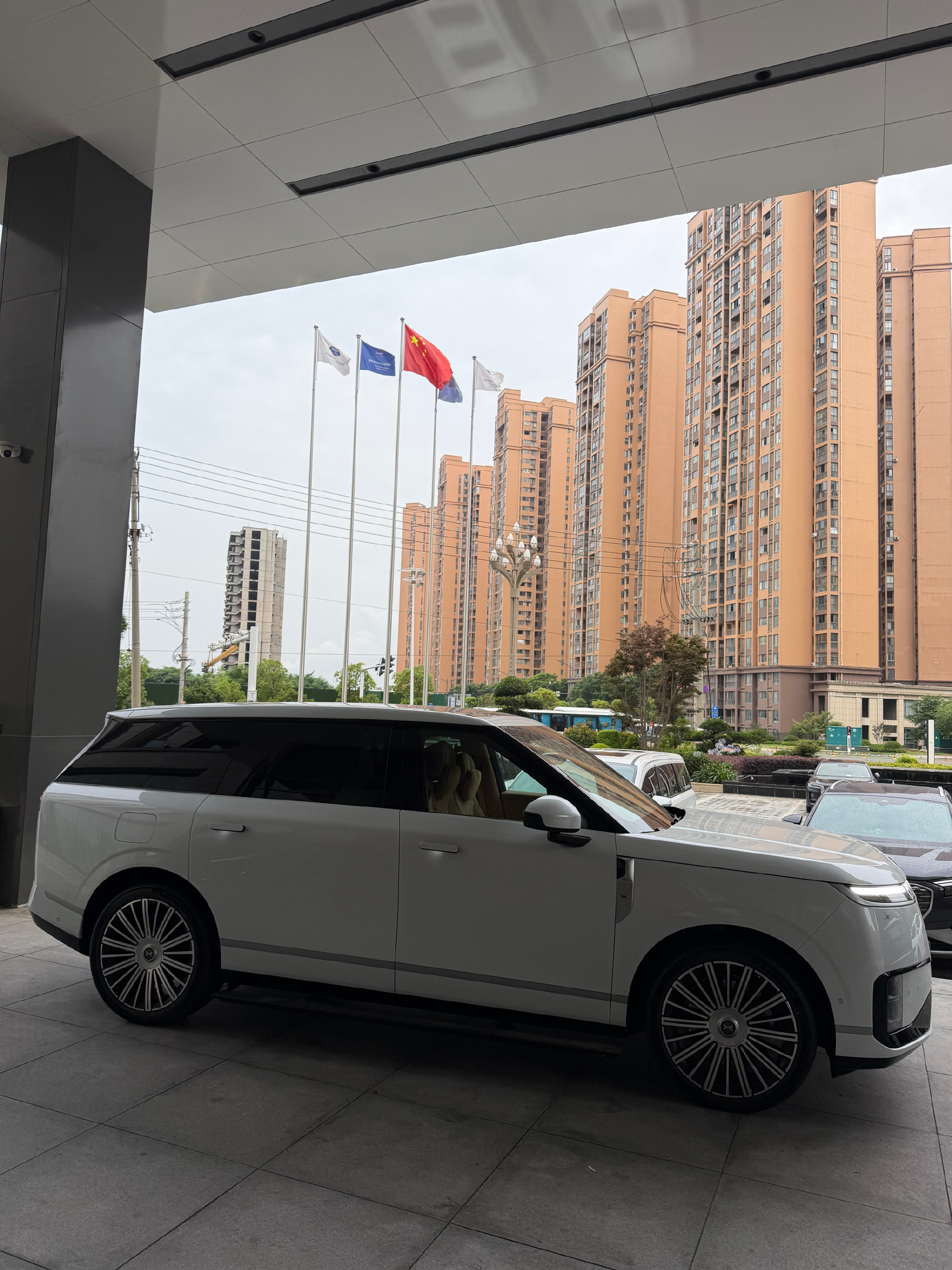 小鹏汽车是否算高水平发展？一场关于中国新能源汽车产业模式的深度辨析你的...
