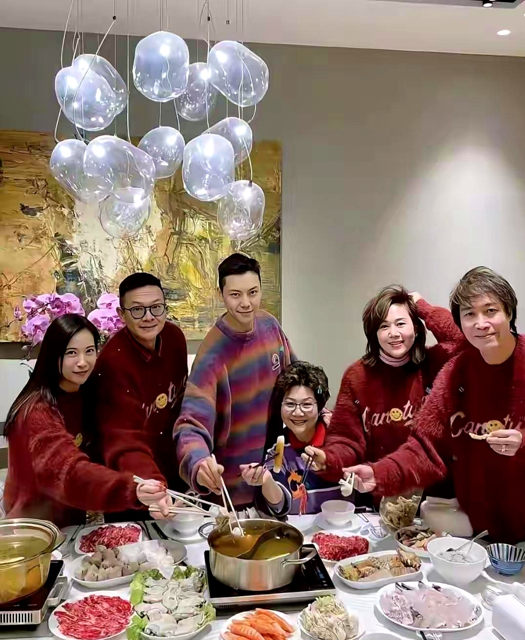 陈伟霆在阿那亚包下西餐厅整层露台给儿子办周岁宴，现场居然连一个圈内明星都没请，到场的全都是自家人
 

平时在舞台上气场全开的大明星，到了现场全程黏在孩子身边，何穗亲自盯布置，没有媒体长枪短炮，只有一家人坐在海风里说说笑笑
 

从当初官宣生子只有简简单单几个字，到如今推掉所有排场不带助理出门遛娃，