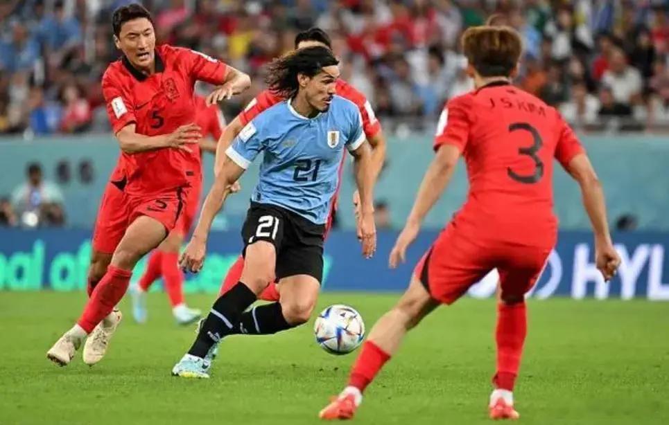 赛事看法#国际友谊赛# 
002国际友谊：韩国 VS 乌拉圭
方向：让负     1-1 1-2 2-2
球数：234
本场国际友谊赛，韩国坐镇主场，孙兴慜、金珉奎领衔，跑动逼抢能力出众，主场氛围加持，具备不错的场面控制力。乌拉圭虽长途远征，巴尔韦德缺阵，但阵中努涅斯、本坦库尔等旅欧名将坐镇，南美球队对抗强硬， ​