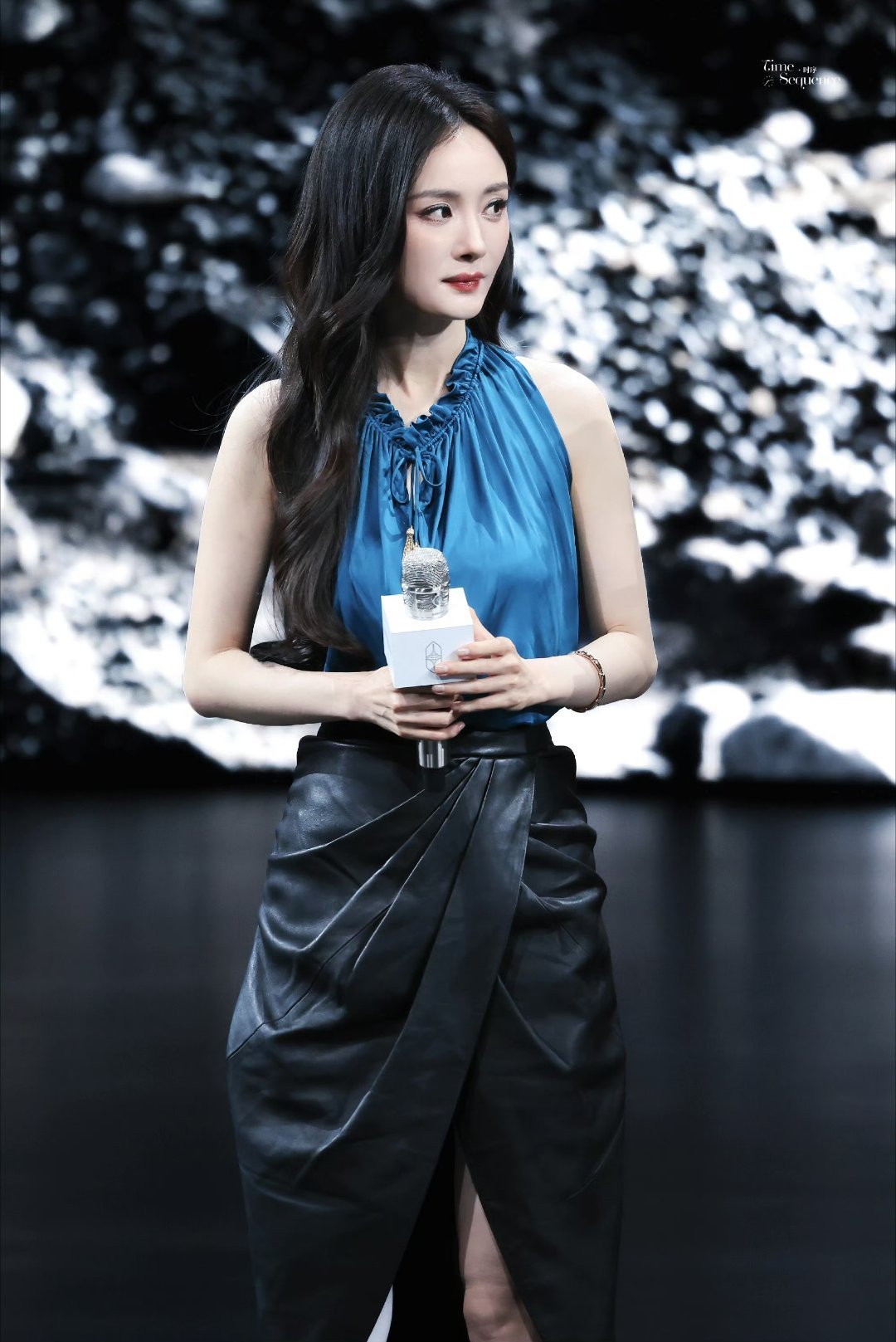 ym #杨幂露出马甲线和背沟# ym#杨幂驰援西藏灾区#ym #杨幂贴了烈焰红唇贴纸# 

你是黑夜的一束光，照亮心如死灰的过往
你教我勇敢的闯，借我温柔的肩膀
那些曾经跨过我的绝望，终将赋予我翱翔的力量

​