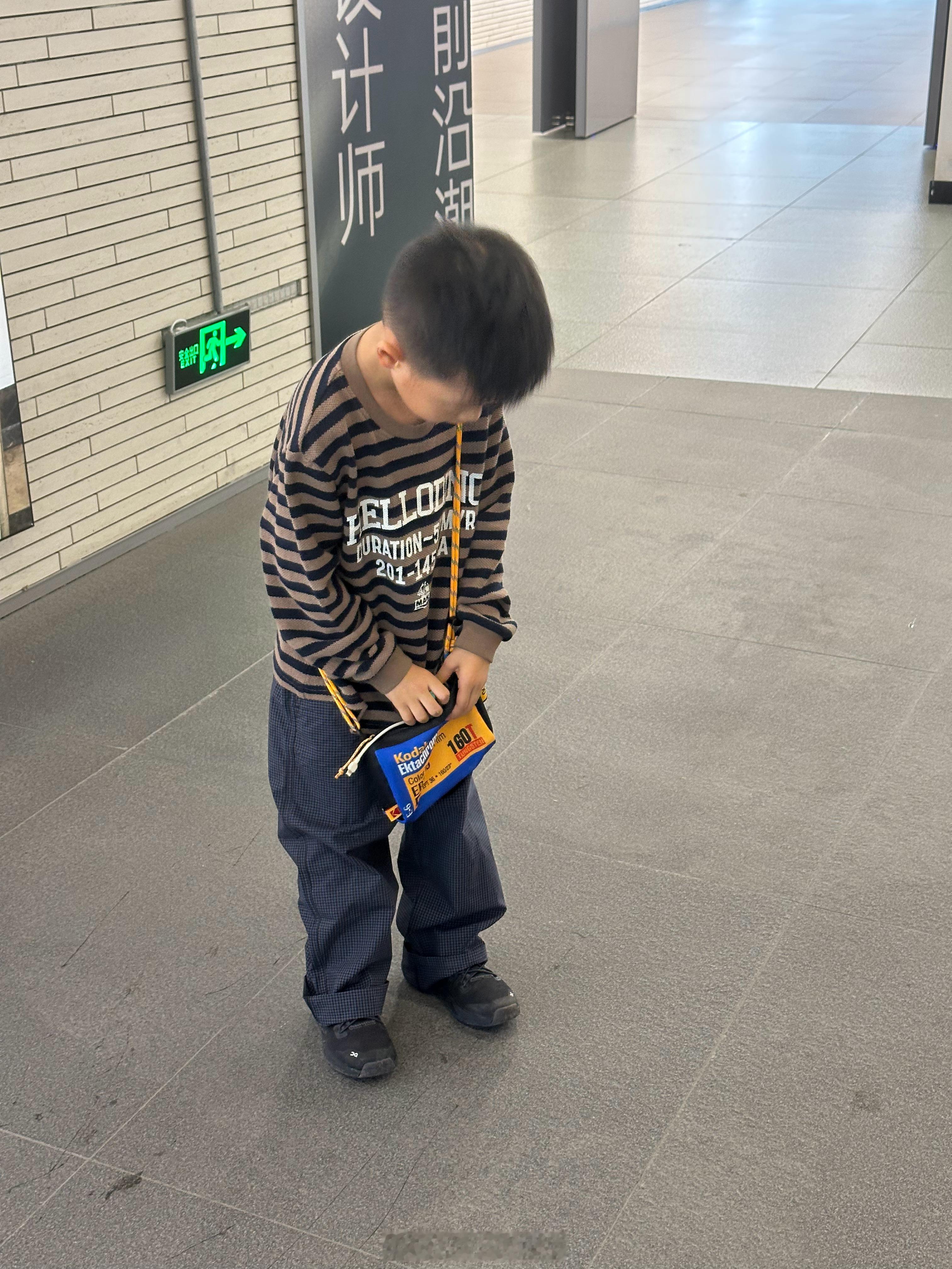 毛豆拉黑的第一个亲人是他的弟弟毛豆说弟弟一上午给他打了七个电话于是毛豆把他拉黑了并不让我再给肥恩加他为好友 ​​​