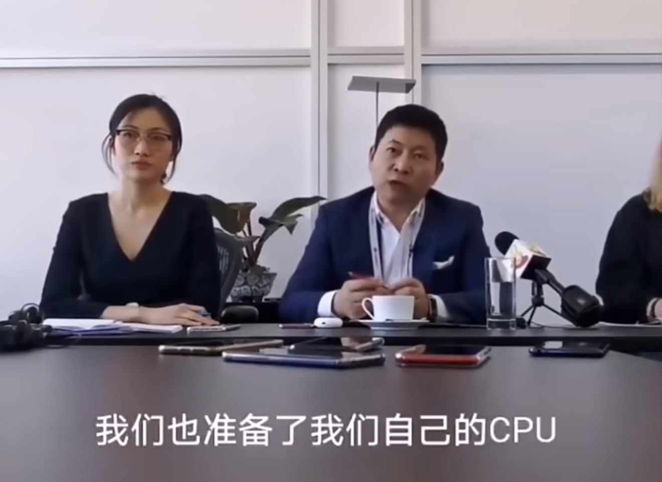 网上总有一些人喊着“讨厌余承东”，甚至说“如果他不在华为，我就买华为”，这话听着真挺违心的。看看业内人的评价就知道了，老余这种“参与的项目几乎都能落定”的执行力，简直是所有企业的“梦中人”。

从鸿蒙系统的强势突围，到带领国产芯片突破重围，再到如今Mate系列的强势回归，余承东“干一行干一行”的劲头