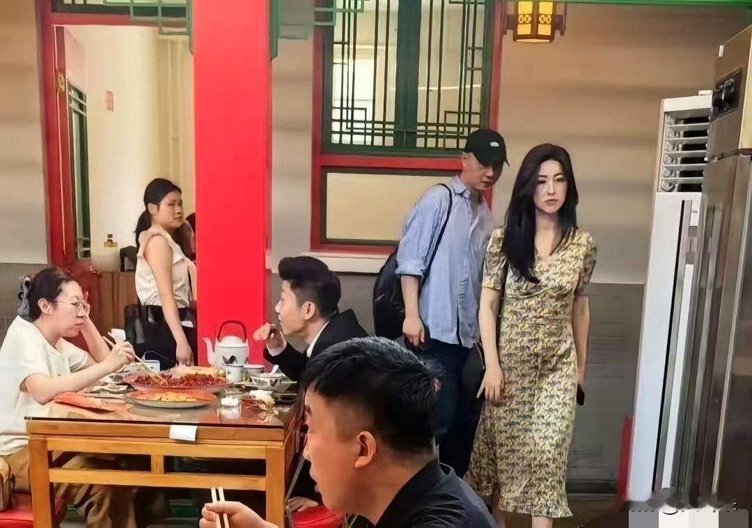 40岁朱珠现身北京一家餐馆，长裙配拖鞋，一头长发飘飘，实在太美了！女明星确实和普通路人有很大差距。