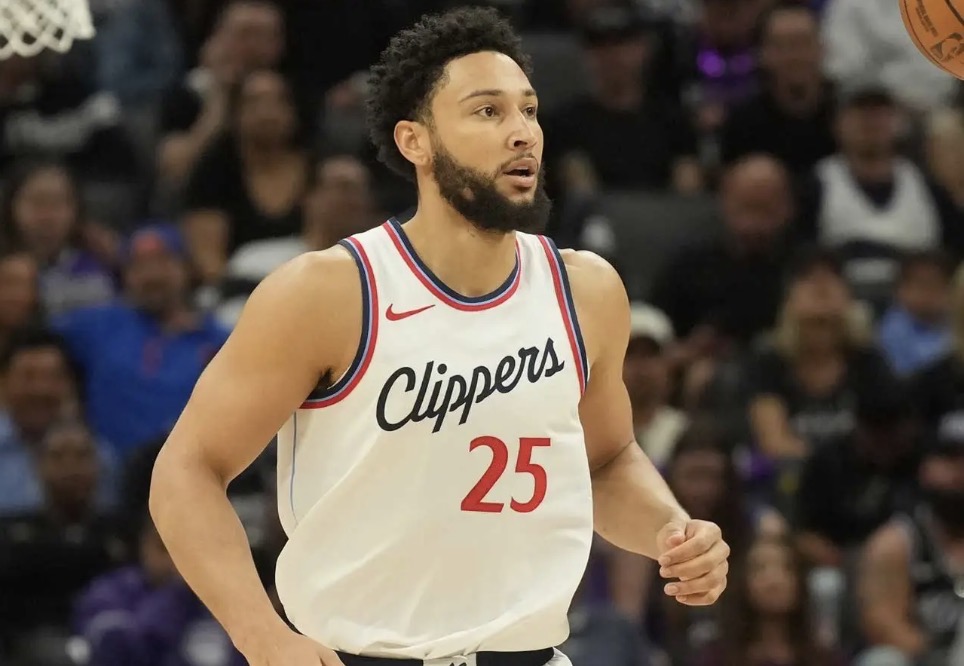 顶级天赋怪回归NBA！本西蒙斯官宣一年底薪签约国王！

据Shams报道，本西蒙斯以一年350万美金宣布签约国王，正式回归NBA。据Shams介绍，早在上个月，西蒙斯就与国王举行了多场会面和试训。国王也对西蒙斯的身体状态做了完整的评估，最终双方达成一致，成为西蒙斯重回NBA的首站。

其实西蒙斯选择