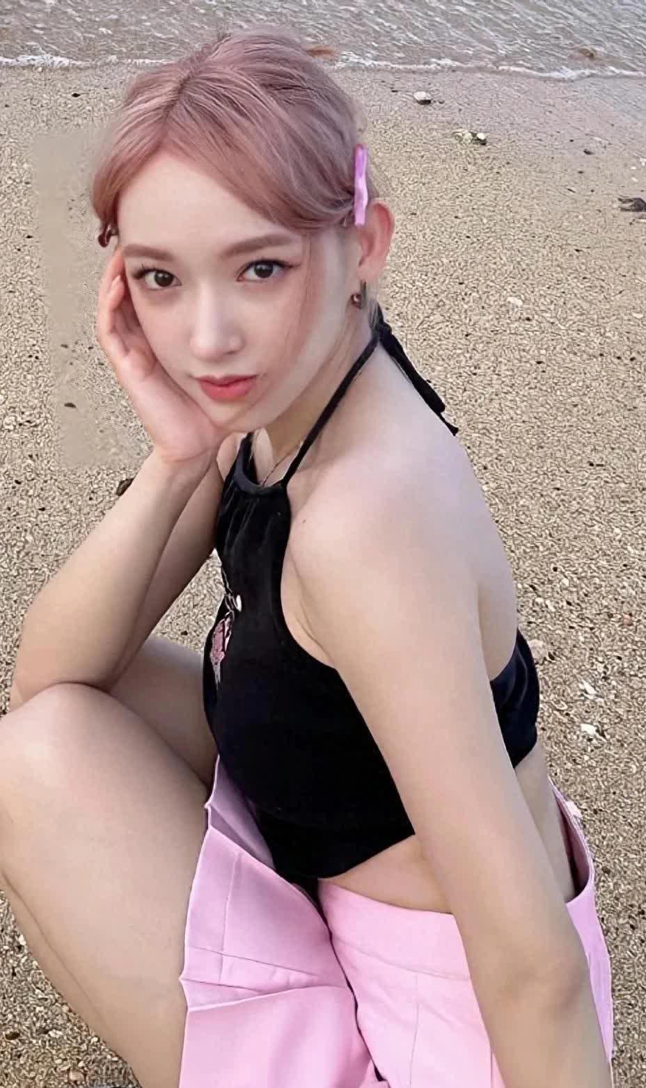 程潇在海边拍摄了一组性感的照片，堪称大片 ​
