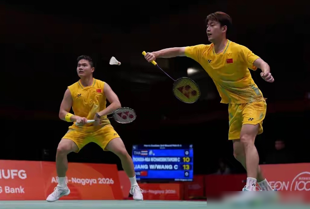 21-5，21-12，安洗莹把陈雨菲打成了陪练。转头一看，山口茜也2-0把王祉怡送走了。
两个中国女单，全倒在决赛门外。决赛成了韩国人跟日本人的局。
这俩人是老冤家，国际上碰了37回，安洗莹赢了22次。5天前女团半决赛刚撕过一场，安洗莹2-1险胜。
今天这场，安洗莹赢，就是亚运史上第一个卫冕的