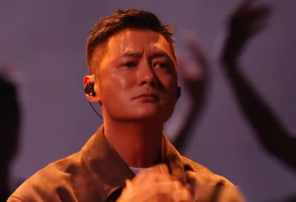 余文乐在直播里唱着唱着，突然别过脸，整个人哭到蹲下去，歌没唱完，直接走出了镜头。
全国直播，五公舞台，他和王以太、米卡那首《我用什么把你留住》彩排了一百遍没问题，偏偏正式演的时候崩了。
10月18号凌晨3点16分，他发文跟队友道歉，说浪费了大家心血，过不去。原因是涉及亲人隐私，没法说。
现场有