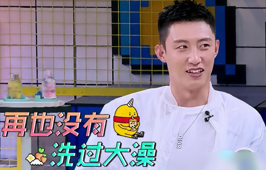 胡先煦在哈尔滨搓澡，刚脱光就被搓澡大爷一句你是演《棋魂》那小子吧给整不会了。
关键是他正泡在池子里，浑身上下就一块毛巾，想跑都没处跑。大爷手上功夫没停，嘴里也没闲着，问他跟李乃文拍《醉梦》时是不是也这么瘦。
这剧1月开机3月杀青，胡先煦演个刑警，天天追凶。结果剧还没播，人先在澡堂子里落网了。