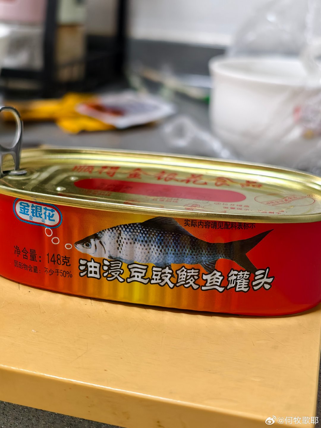 以前有个广东的前女友曾经跟我说，广东人做菜吃新鲜的居多，只接受一种预制菜，就是豆豉鲮鱼
​这玩意儿拿来炒蔬菜确实好吃… 不过最好的还是配油麦菜 
今天只有空心菜，将就吃了 ​