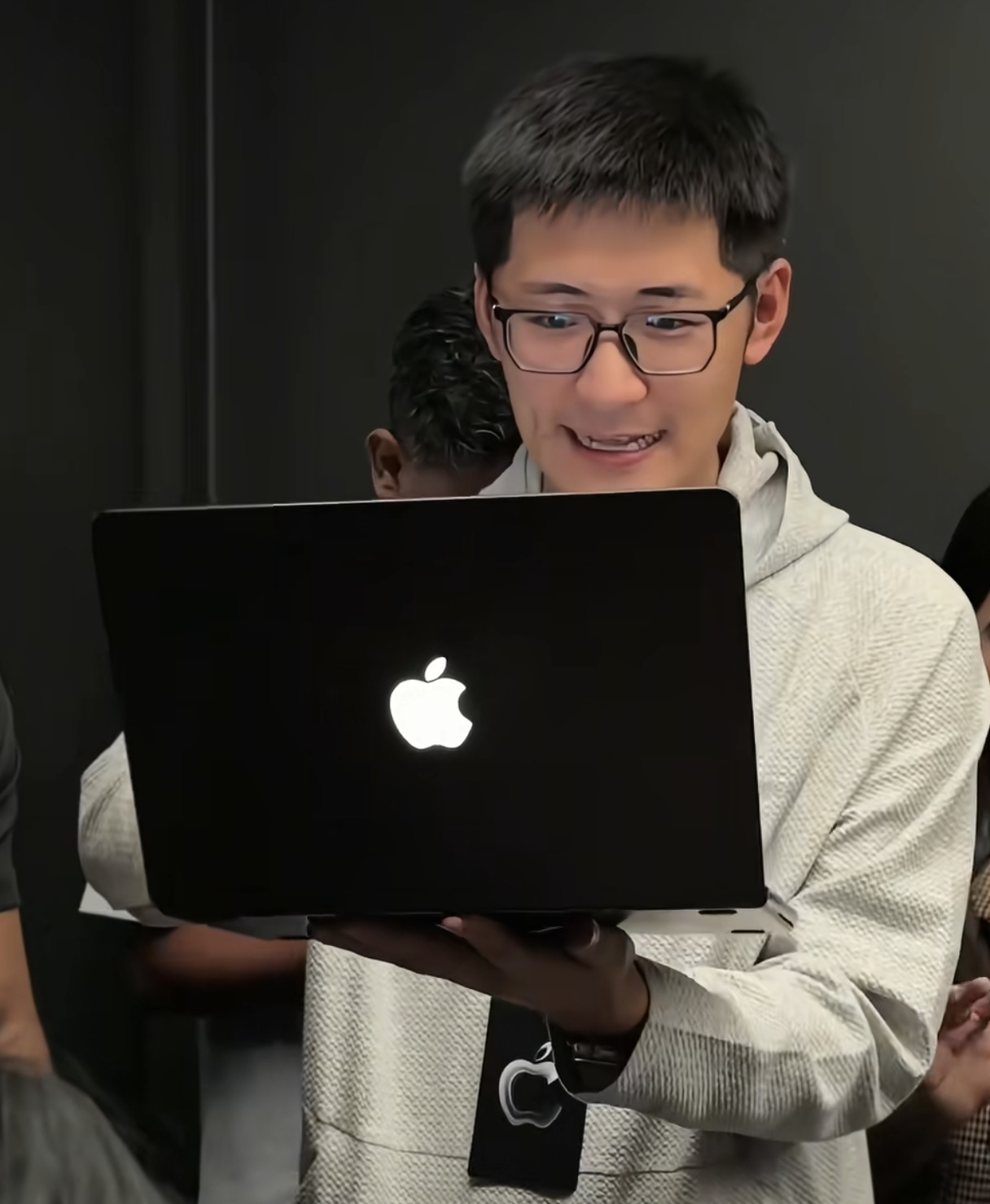 MacBook Pro触控屏唯一用处
就是这颗装逼的苹果发光logo
他又在10年后回来了
新上任CEO没招了是不是
把乔布斯嫌弃的电脑加触控屏
和信仰的发光logo融合到一起
就可以卖22999了