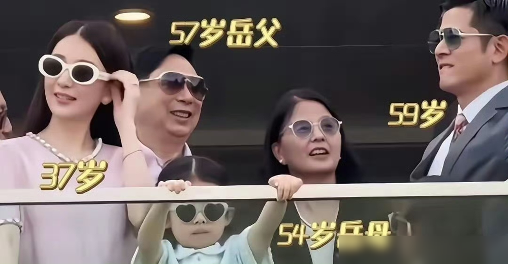 女婿比老丈人还大两岁，郭富城这顿饭吃得全网都替他捏把汗。
方媛晒出娘家聚餐照，59岁的老爸亲自下厨，六菜一汤摆满桌。郭富城今年61，岳父59，岳母54，三代人挤在一个镜头里笑。
最绝的是当年婚礼上，岳父握着女婿的手说：我从小听你歌长大的。这话搁谁身上不懵？
可你看人家这日子过的，回安徽老家发红