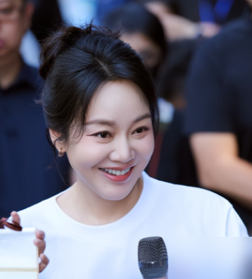 55岁闫妮，北外路演生图直接传疯了，没滤镜没红毯，就一件白T恤。
眼尾细纹清清楚楚，脸还有点圆。说话慢悠悠的，答不上来就歪头想。旁边叶童一头银发，倪虹洁也就随便扎了个腰。三个人站那儿，愣是没人端着。
闫妮还现场拆活色生香这词儿，拆完自己先笑场。跟学生做漆扇打球，聊闺蜜情，说好闺蜜就是关键时候能托
