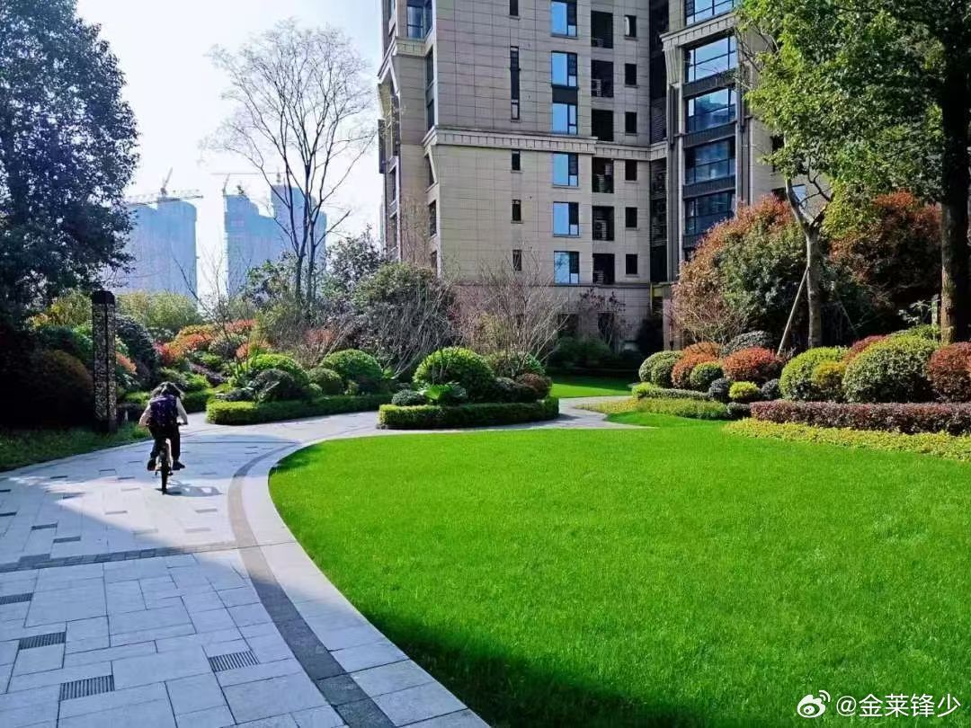 海哥说，牡丹舸这套房子值得看一下！
158平的大三房的02户型，看园林房的东边户
精装全套拎包入住，报196w
有议价空间！
#买房万事通##长沙买房# ​