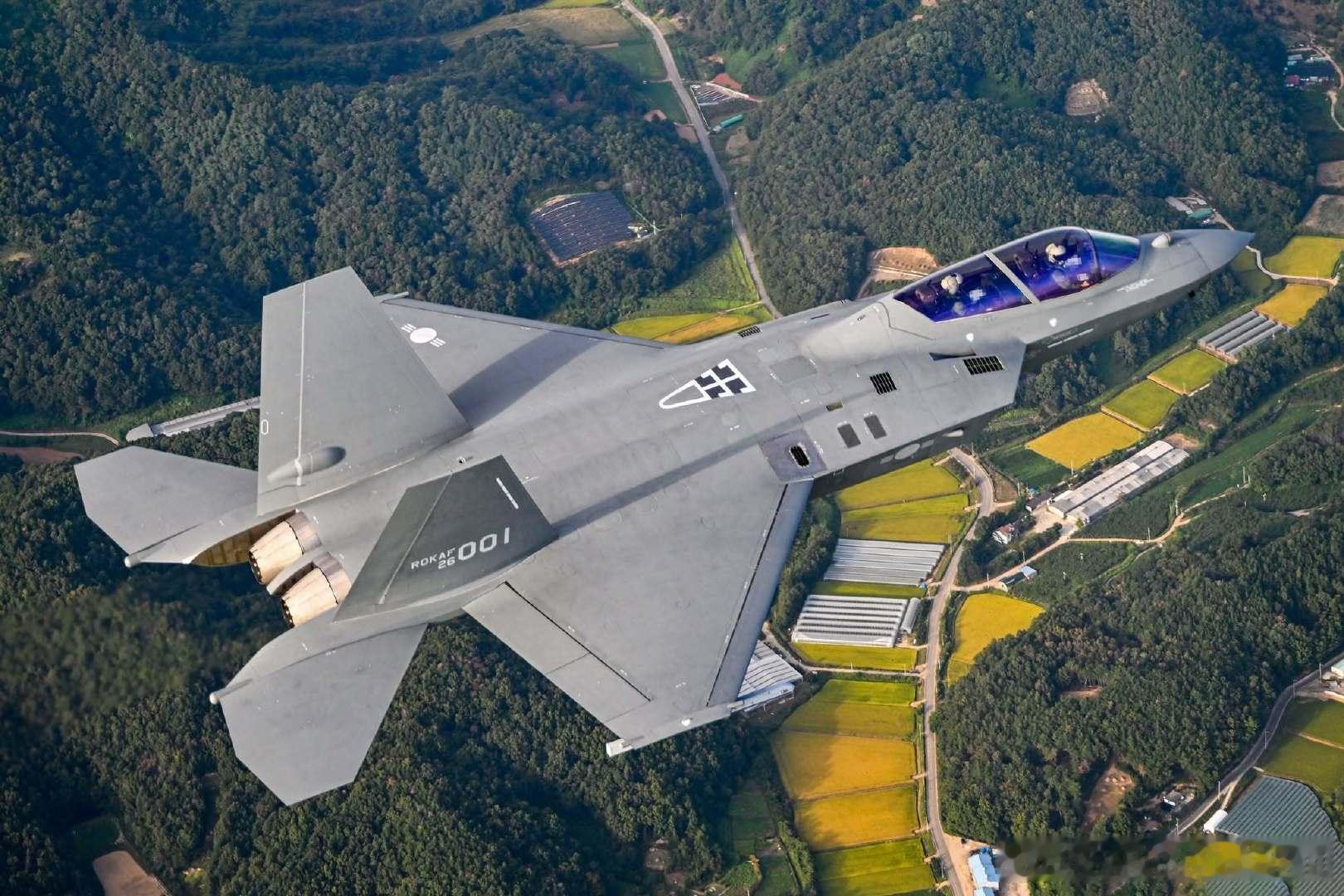 韩国空军接收的首架量产型KF-21战斗机，虽然是双座型号，但它只是作为教练机型使用，和歼-20的“忠诚僚机”版本完全不在一个档次。#烽火问鼎计划##热点现场# ​