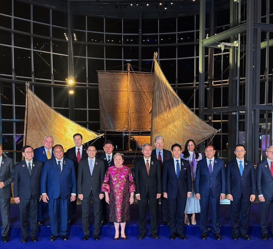 菲律宾以东盟轮值主席国身份把跨境雾霾推上11月外长会议，烟是从印尼烧出来的却熏了半个东南亚。印尼近两月呼吸道感染超28万，马来西亚六十多万学生停课，新加坡发口罩补医疗，菲律宾南部岛上也灰得睁不开眼。东盟2002年就签了跨境烟霾协定，可全靠自愿，烧荒的照烧，泥炭火钻到地下十几米，浇表面水根本没用，等雨