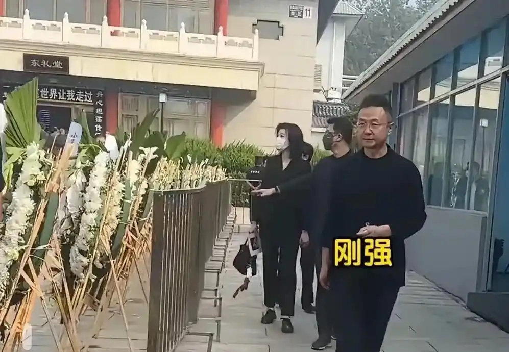 敬一丹告别仪式结束，女儿王尔晴回头久久望着礼堂不愿走，丈夫王梓木默默陪伴，央视同仁含泪送别，那个背影和妈妈年轻时一模一样 ​